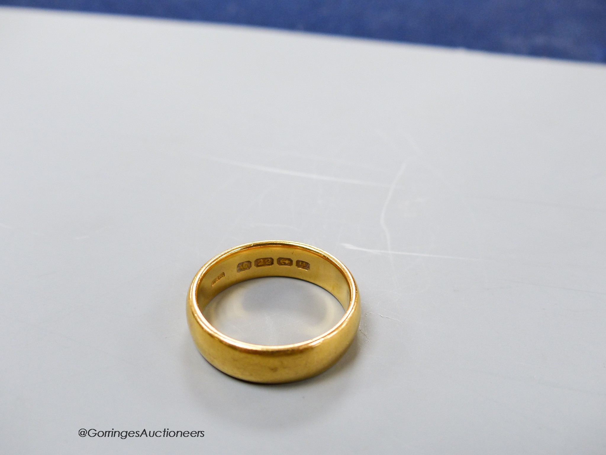 A George V 22ct gold wedding band, size Q, 9.3 grams.